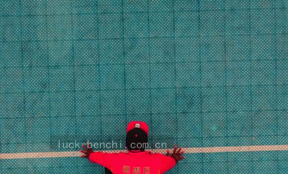 持卡的指尖轻触屏幕边缘，感受到微凉的反馈。